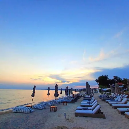 아파트 Ikies Suites By The Sea *