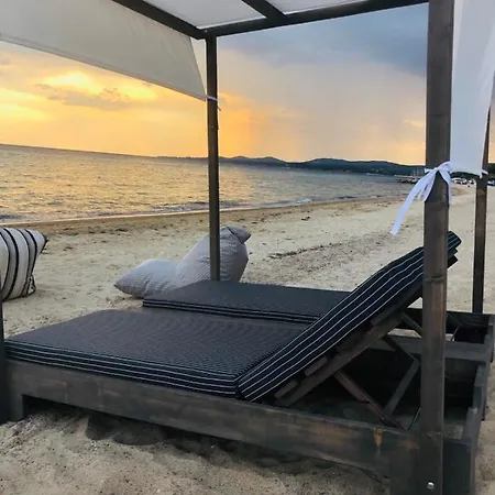 Ikies Suites By The Sea * 니키티